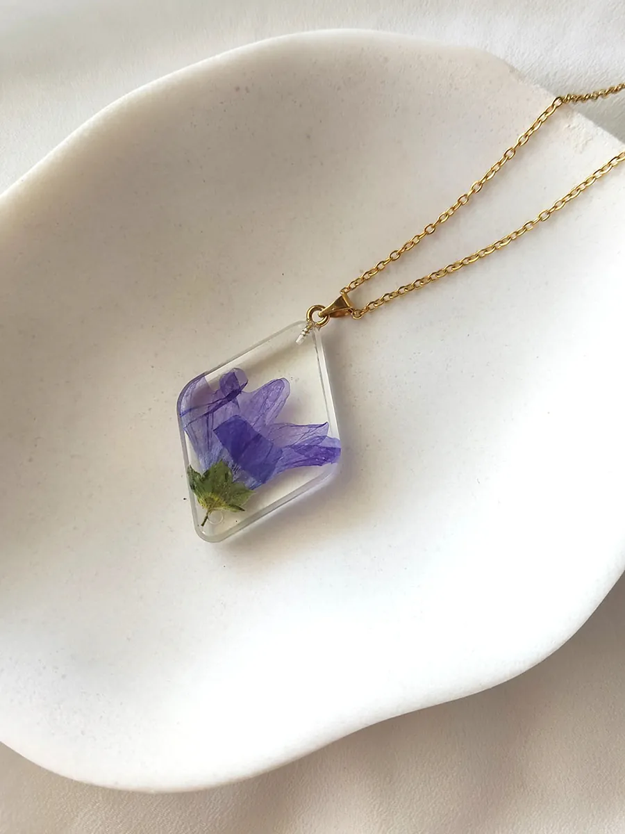 BL_NECKLACES-0011 Μενταγιόν ρόμβος με αληθινό μοβ αγριολούλουδο | Blossom Jewelry Collection