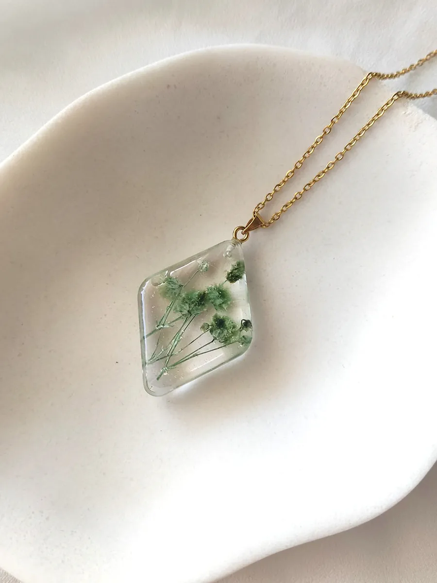 BL_NECKLACES-0012 Μενταγιόν ρόμβος με αληθινά άνθη πράσινης γυψοφίλης | Blossom Jewelry Collection