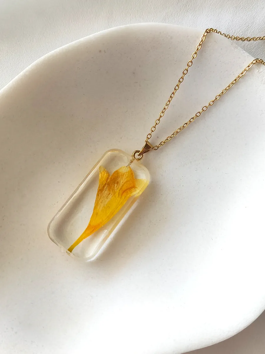 BL_NECKLACES-0013 Μενταγιόν ορθογώνιο με αληθινό άνθος κίτρινης φρέζας | Blossom Jewelry Collection