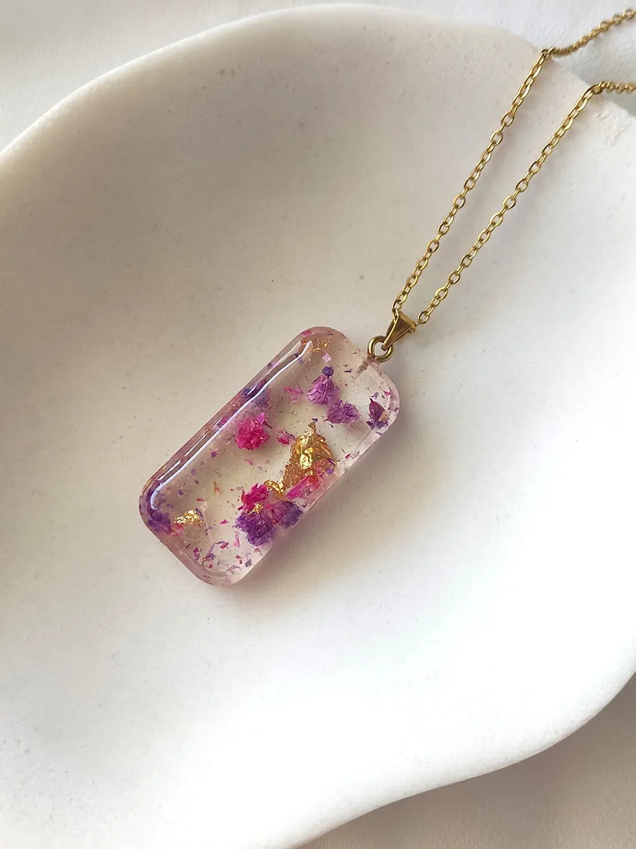 BL_NECKLACES-0014 Μενταγιόν ορθογώνιο με αληθινά άνθη γυψοφίλης & φύλλα χρυσού | Blossom Jewelry Collection