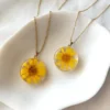 Μενταγιόν στρογγυλό με αληθινό άνθος κίτρινης μαργαρίτας | Blossom Jewelry Collection