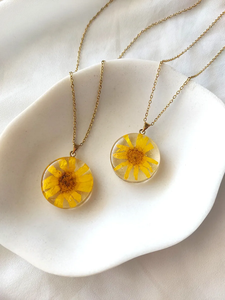 BL_NECKLACES-0015 Μενταγιόν στρογγυλό με αληθινό άνθος κίτρινης μαργαρίτας | Blossom Jewelry Collection