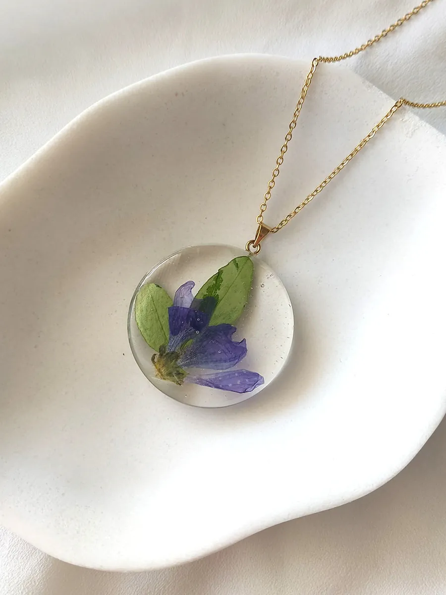 BL_NECKLACES-0016 Μενταγιόν στρογγυλό με αληθινό μοβ αγριολούλουδο και πράσινο φύλλο | Blossom Jewelry Collection