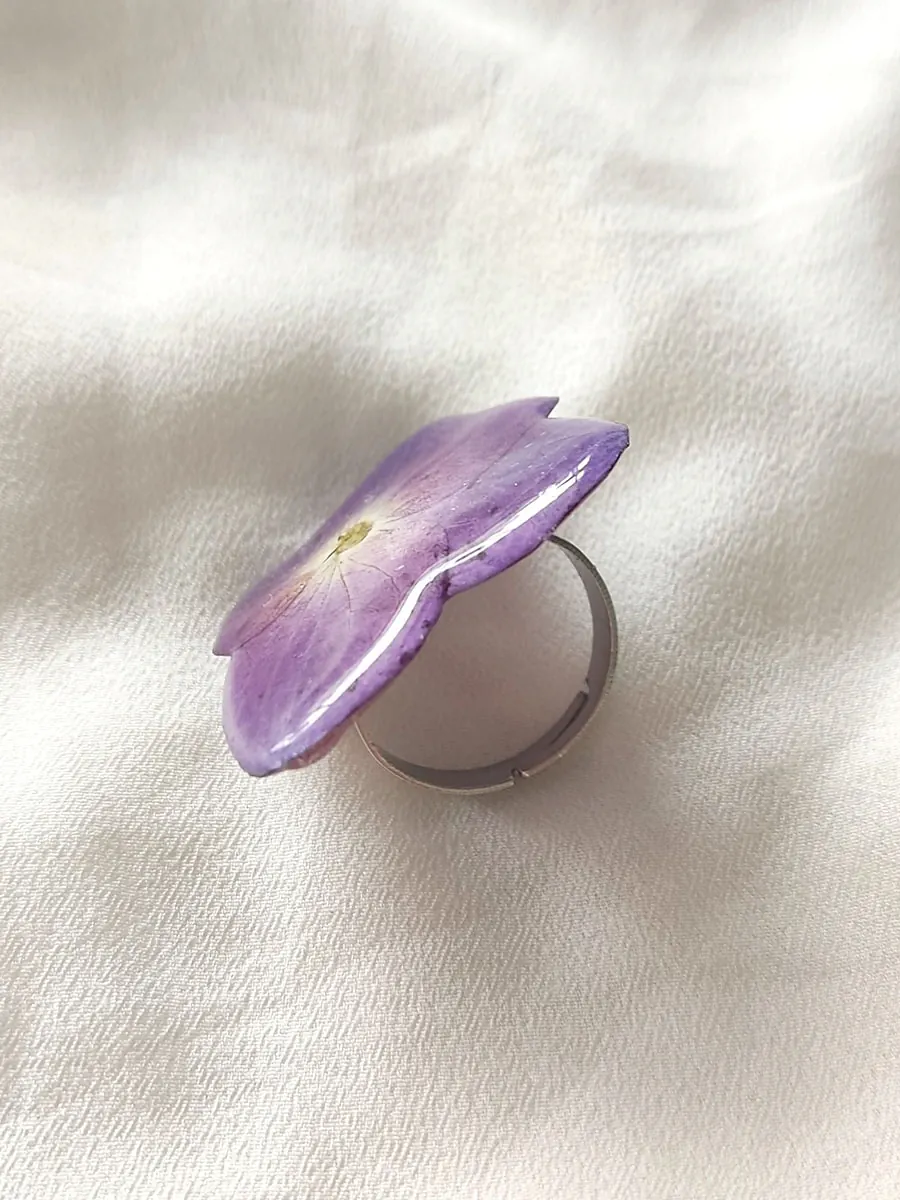 Χειροποίητο Ατσαλινο Δαχτυλίδι με Αποξηραμένο Λουλούδι – Μοβ Ορτανσία | Blossom Jewelry Collection | CHRISARTI