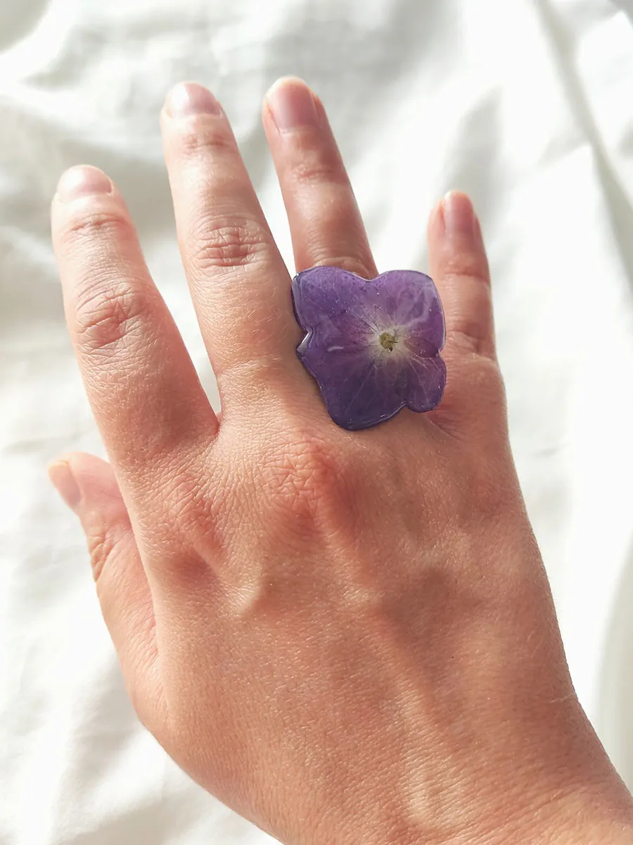 Χειροποίητο Ατσαλινο Δαχτυλίδι με Αποξηραμένο Λουλούδι – Μοβ Ορτανσία | Blossom Jewelry Collection | CHRISARTI