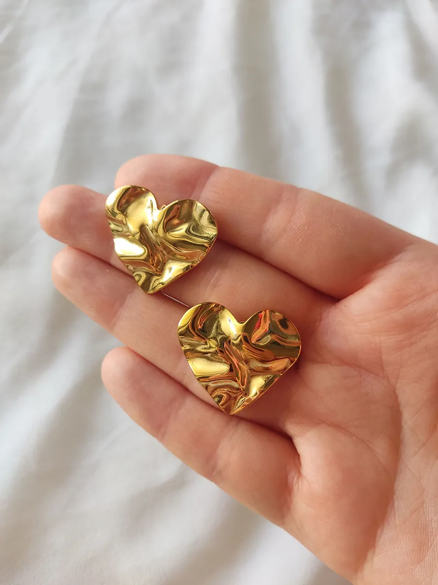 Ατσάλινα Σκουλαρίκια Χρυσή Τσαλακωμένη Καρδιά | Heartbeat Collection | CHRISARTI
