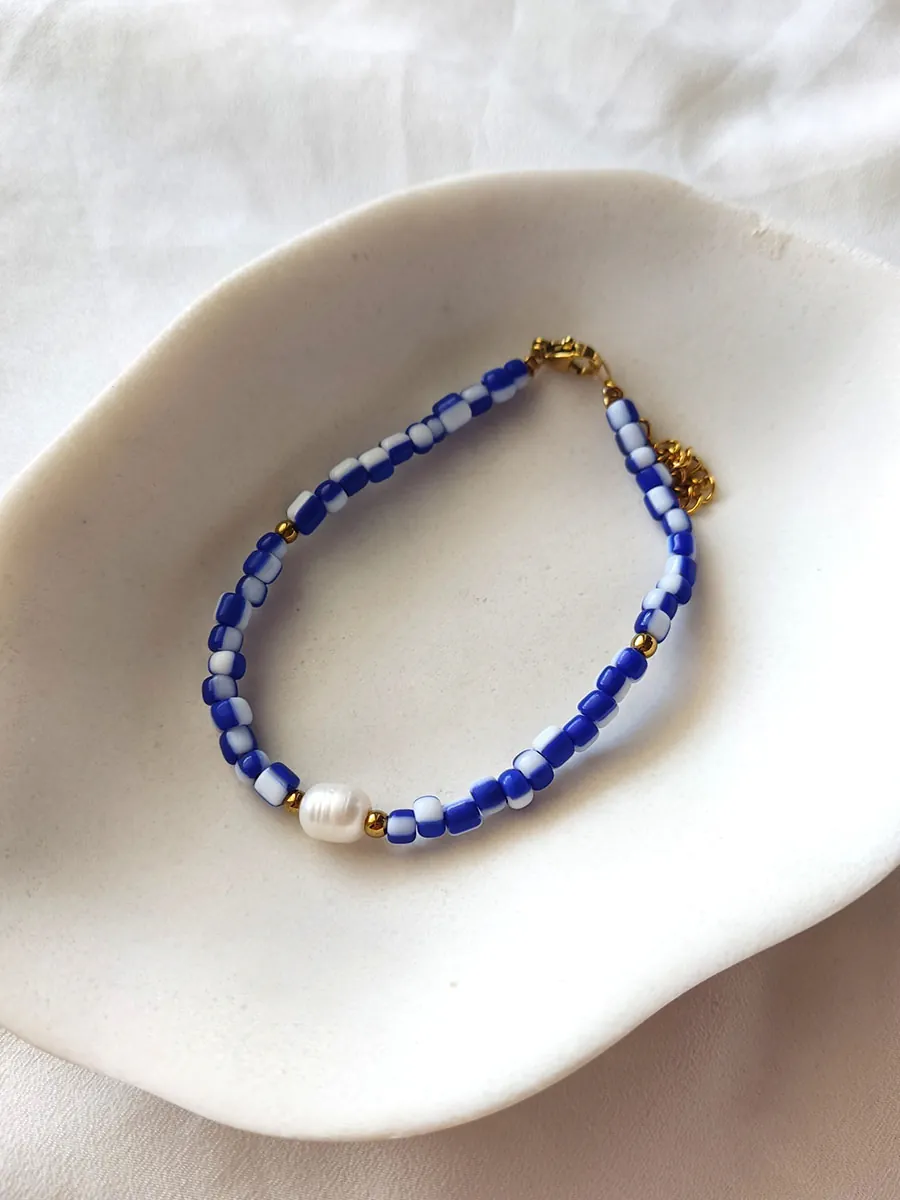 Βραχιόλι με μπλε-λευκές χάντρες & 1 λευκό μαργαριτάρι