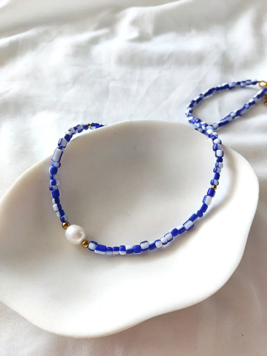 NECKLACE-0062BLW (1) Κολιέ με γυάλινες χάντρες & λευκό φυσικό μαργαριτάρι - δίχρωμο