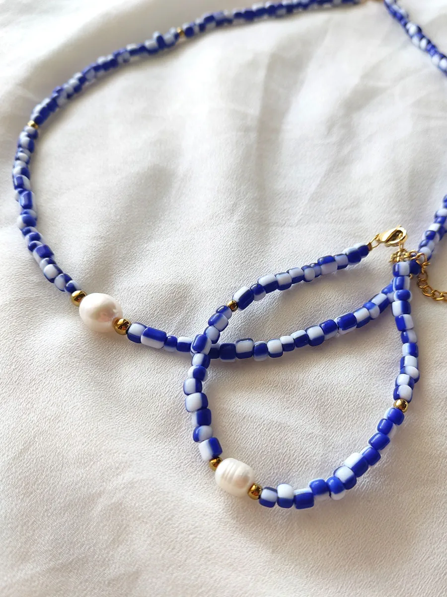 Βραχιόλι με μπλε-λευκές χάντρες & 1 λευκό μαργαριτάρι