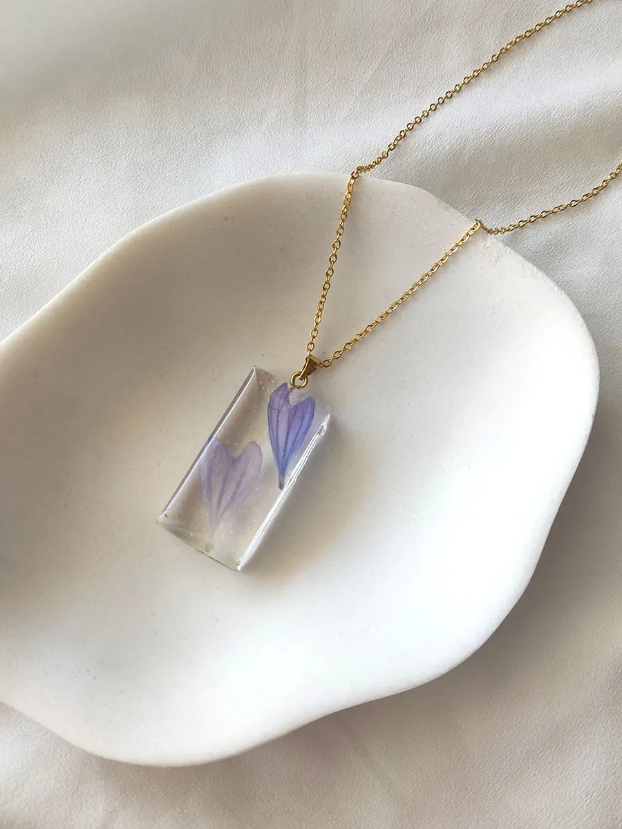 BL_NECKLACES-0020 Μενταγιόν ορθογώνιο με αληθινά μοβ πέταλλα αγριολούλουδου | Blossom Jewelry Collection