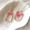 BL_NECKLACES-0018 Μενταγιόν με αληθινά άνθη ροζ γυψοφίλης - 2 σχήματα | Blossom Jewelry Collection