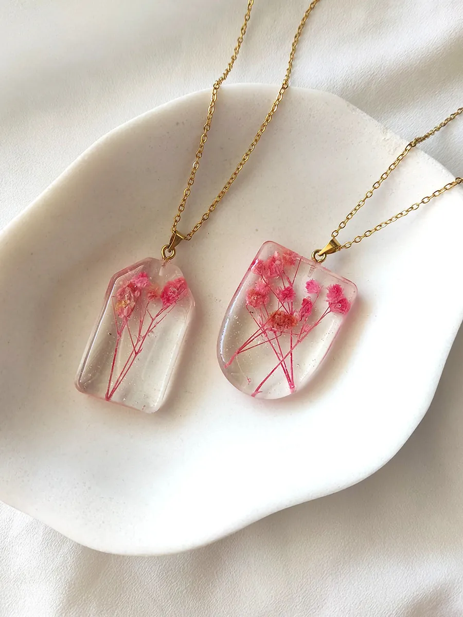 BL_NECKLACES-0018 Μενταγιόν με αληθινά άνθη ροζ γυψοφίλης - 2 σχήματα | Blossom Jewelry Collection