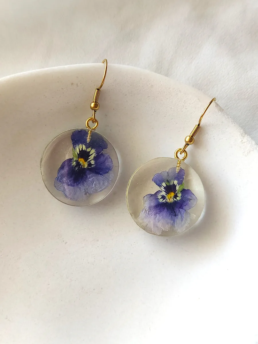 BL_EARRINGS-0014 Σκουλαρίκια ατσάλινα κρεμαστά στρογγυλά με αληθινά άνθη μπλε πανσέ | Blossom Jewelry Collection