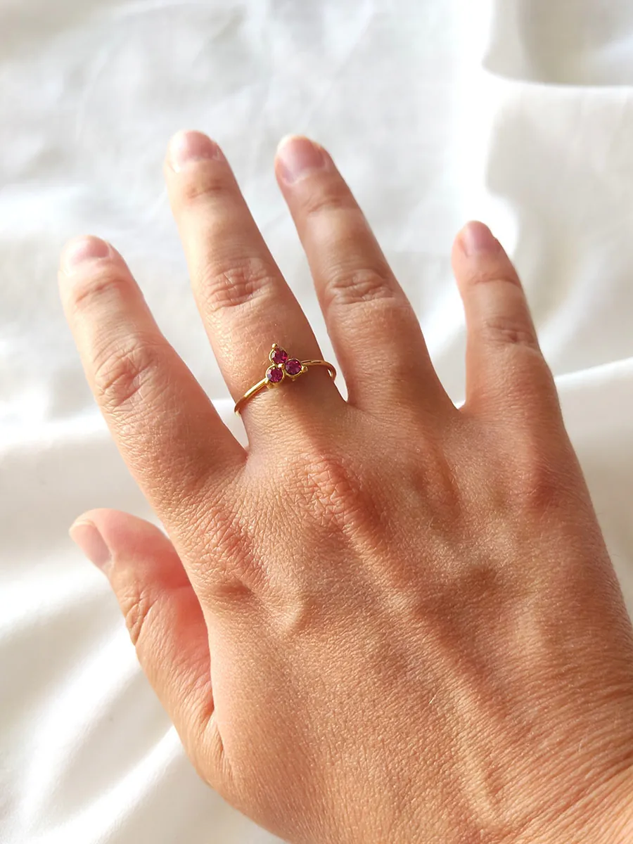 Επιχρυσωμένο Δαχτυλίδι με Ροζ Κρύσταλλα από Ατσάλι σε Λουλουδένιο Σχέδιο | CHRISARTI