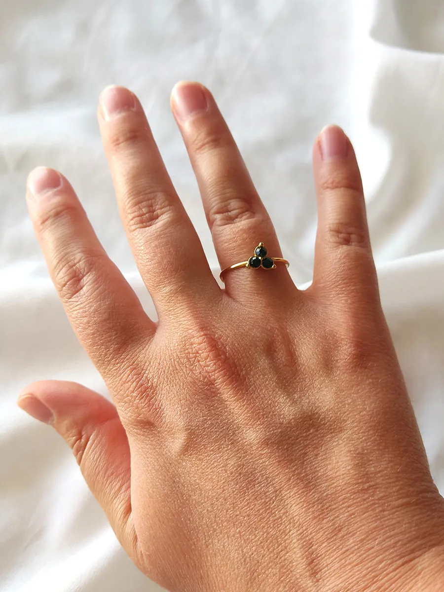 Επιχρυσωμένο Ατσάλινο Δαχτυλίδι με Πράσινα Κρύσταλλα σε Σχήμα Λουλουδιού | CHRISARTI