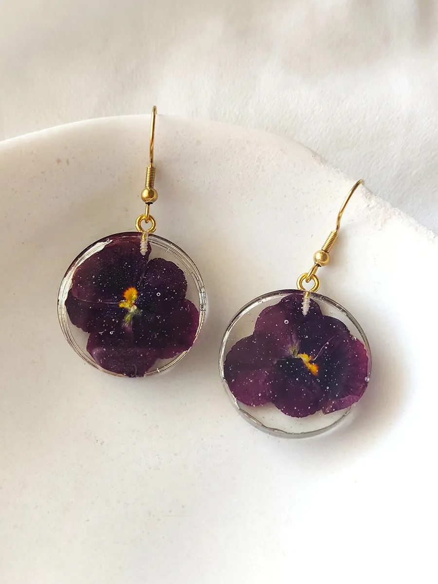 BL_EARRINGS-0012 Σκουλαρίκια ατσάλινα κρεμαστά στρογγυλά με αληθινά άνθη μπορντό πανσέ | Blossom Jewelry Collection