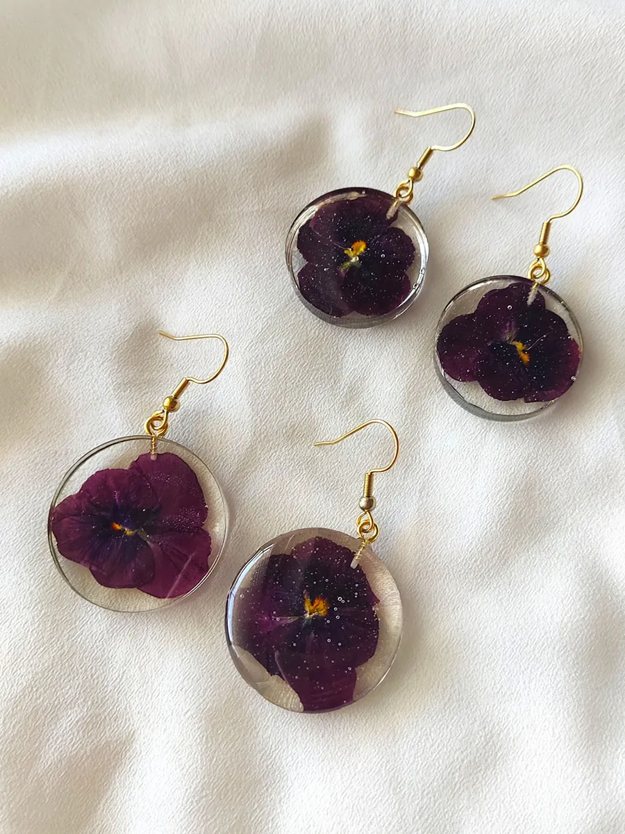 BL_EARRINGS-0012 Σκουλαρίκια ατσάλινα κρεμαστά στρογγυλά με αληθινά άνθη μπορντό πανσέ | Blossom Jewelry Collection