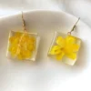 BL_EARRINGS-0011 Σκουλαρίκια ατσάλινα κρεμαστά τετράγωνα με αληθινά κίτρινα λουλούδια | Blossom Jewelry Collection
