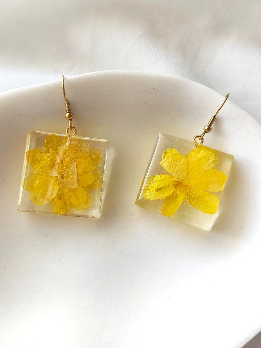 BL_EARRINGS-0011 Σκουλαρίκια ατσάλινα κρεμαστά τετράγωνα με αληθινά κίτρινα λουλούδια | Blossom Jewelry Collection