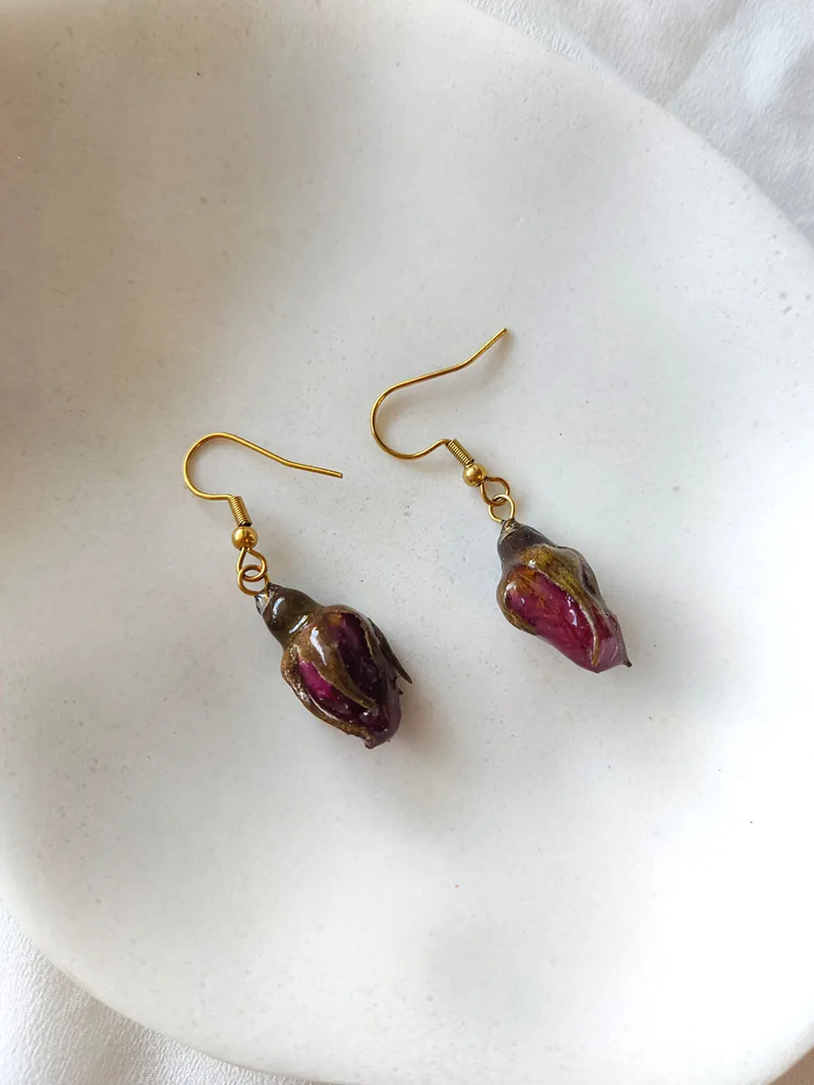 Χειροποίητα Κρεμαστά Ατσάλινα Σκουλαρίκια με Αληθινά Μπουμπούκια Τριαντάφυλλου | Blossom Collection by CHRISARTI