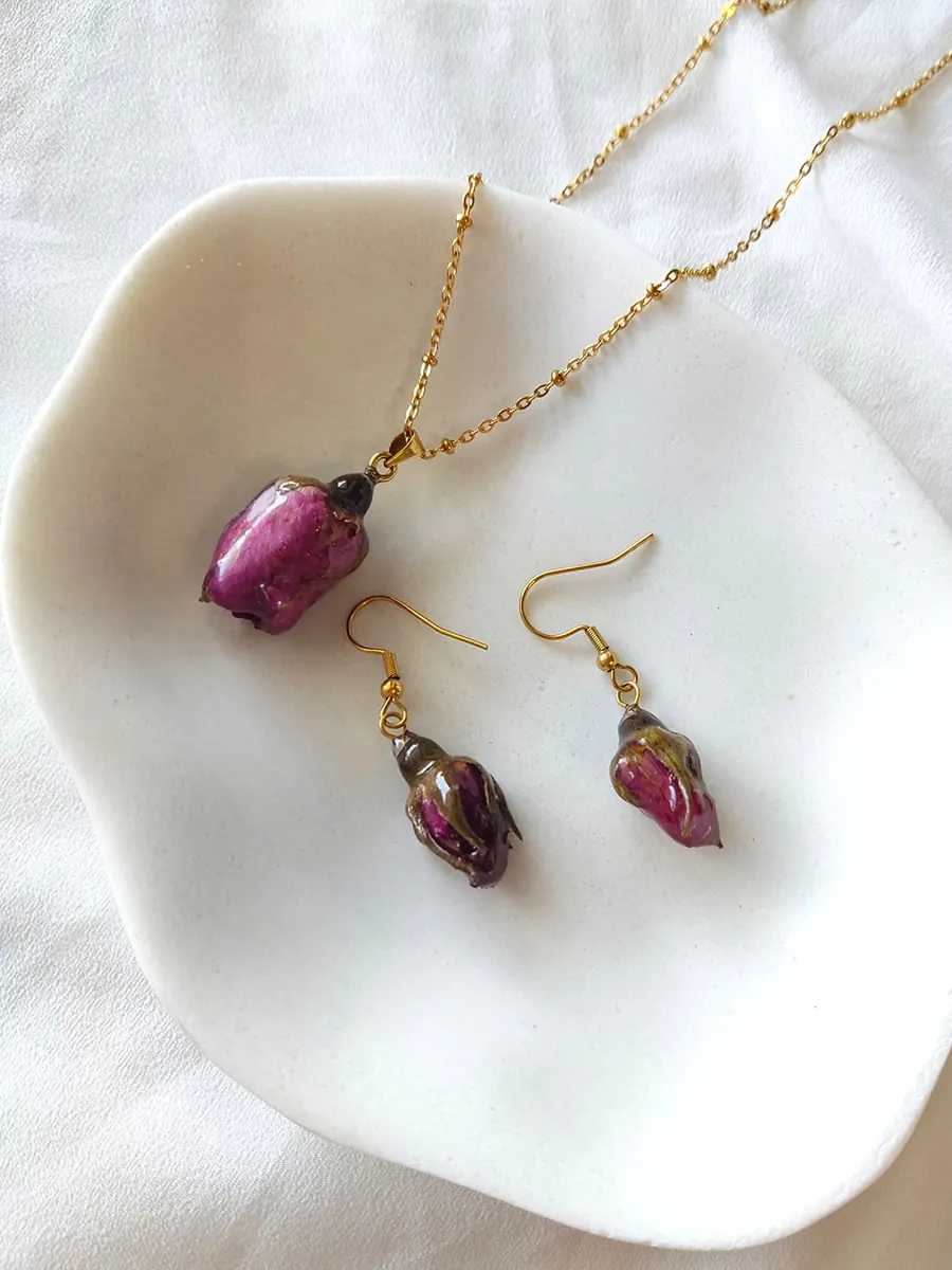 Eternal Rose Dream Set – Χειροποίητο σετ μενταγιόν & σκουλαρίκια με τριαντάφυλλα από υγρό γυαλί | CHRISARTI