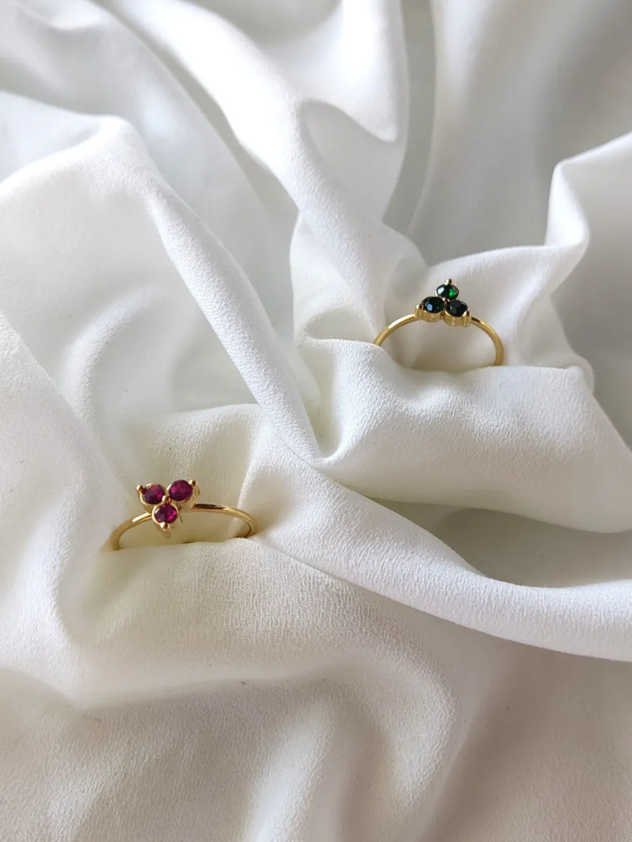 Επιχρυσωμένο Δαχτυλίδι με Ροζ Κρύσταλλα από Ατσάλι σε Λουλουδένιο Σχέδιο | CHRISARTI