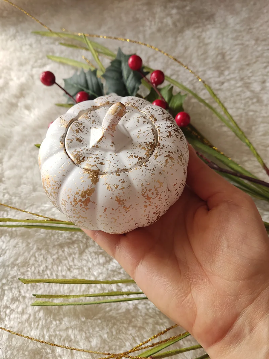 XMAS25-0002 (1) Κεραμική Κολοκύθα Διακόσμησης Λευκή με Χρυσές Πιτσιλιές | CHRISARTI