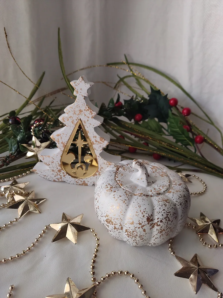 XMAS25-0002 (2) Κεραμική Κολοκύθα Διακόσμησης Λευκή με Χρυσές Πιτσιλιές | CHRISARTI