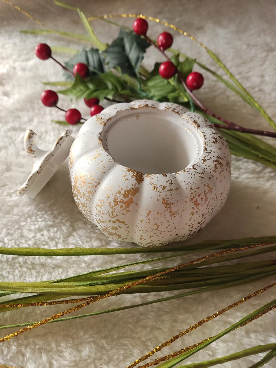 XMAS25-0002 (4) Κεραμική Κολοκύθα Διακόσμησης Λευκή με Χρυσές Πιτσιλιές | CHRISARTI