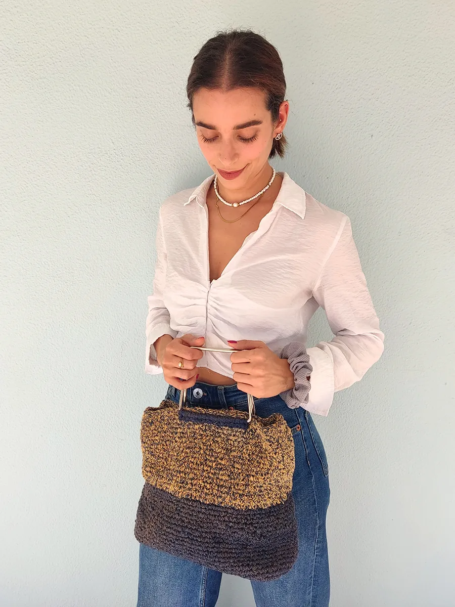 Τσάντα δίχρωμη με ορθογώνια χερούλια μπλε μπεζ