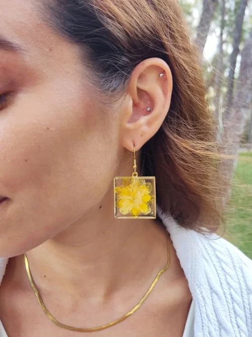 BL_EARRINGS-0011 Σκουλαρίκια ατσάλινα κρεμαστά τετράγωνα με αληθινά κίτρινα λουλούδια | Blossom Jewelry Collection