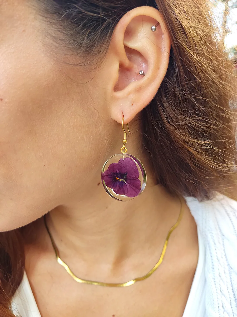 BL_EARRINGS-0012 Σκουλαρίκια ατσάλινα κρεμαστά στρογγυλά με αληθινά άνθη μπορντό πανσέ | Blossom Jewelry Collection