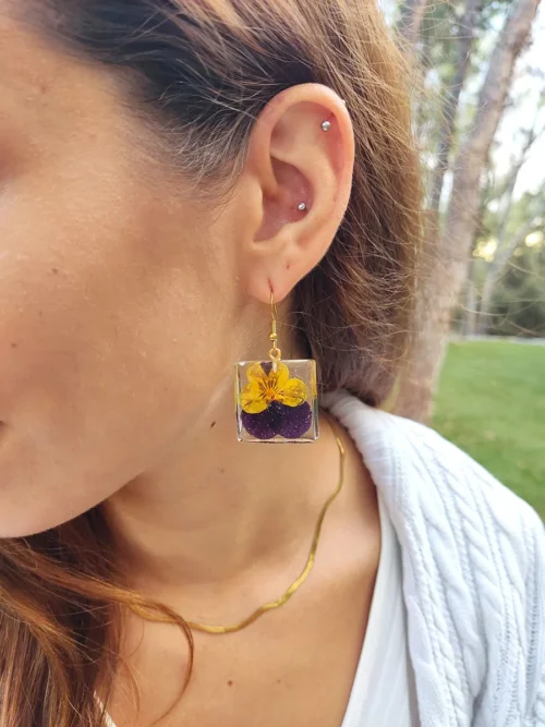 BL_EARRINGS-0013 Χειροποίητα Ατσάλινα Σκουλαρίκια με Αποξηραμένους Πανσέδες (μοβ-κίτρινο) - Κρεμαστά | Blossom Jewelry Collection | CHRISARTI