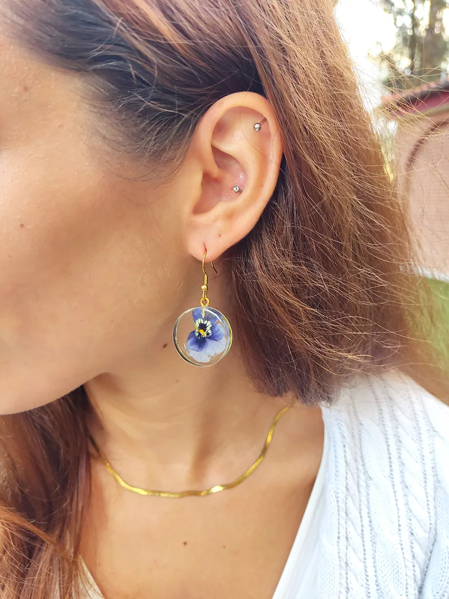 BL_EARRINGS-0014 Χειροποίητα Ατσάλινα Κρεμαστά Σκουλαρίκια με Μπλε Πανσέ | Blossom Jewelry Collection | CHRISARTI