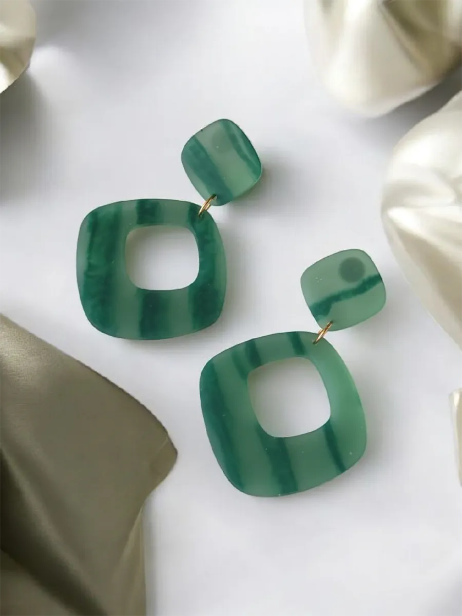 Σκουλαρίκια ατσάλινα κρεμαστά από ρητίνη ακανόνιστο σχήμα πράσινα