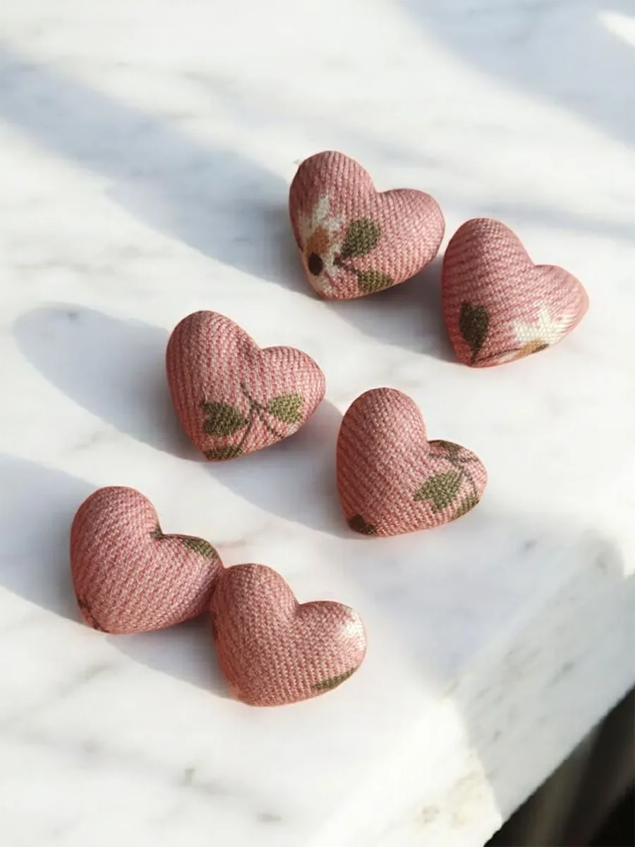 Σκουλαρίκια ατσάλινα καρφάκια υφασμάτινη καρδιά ροζ