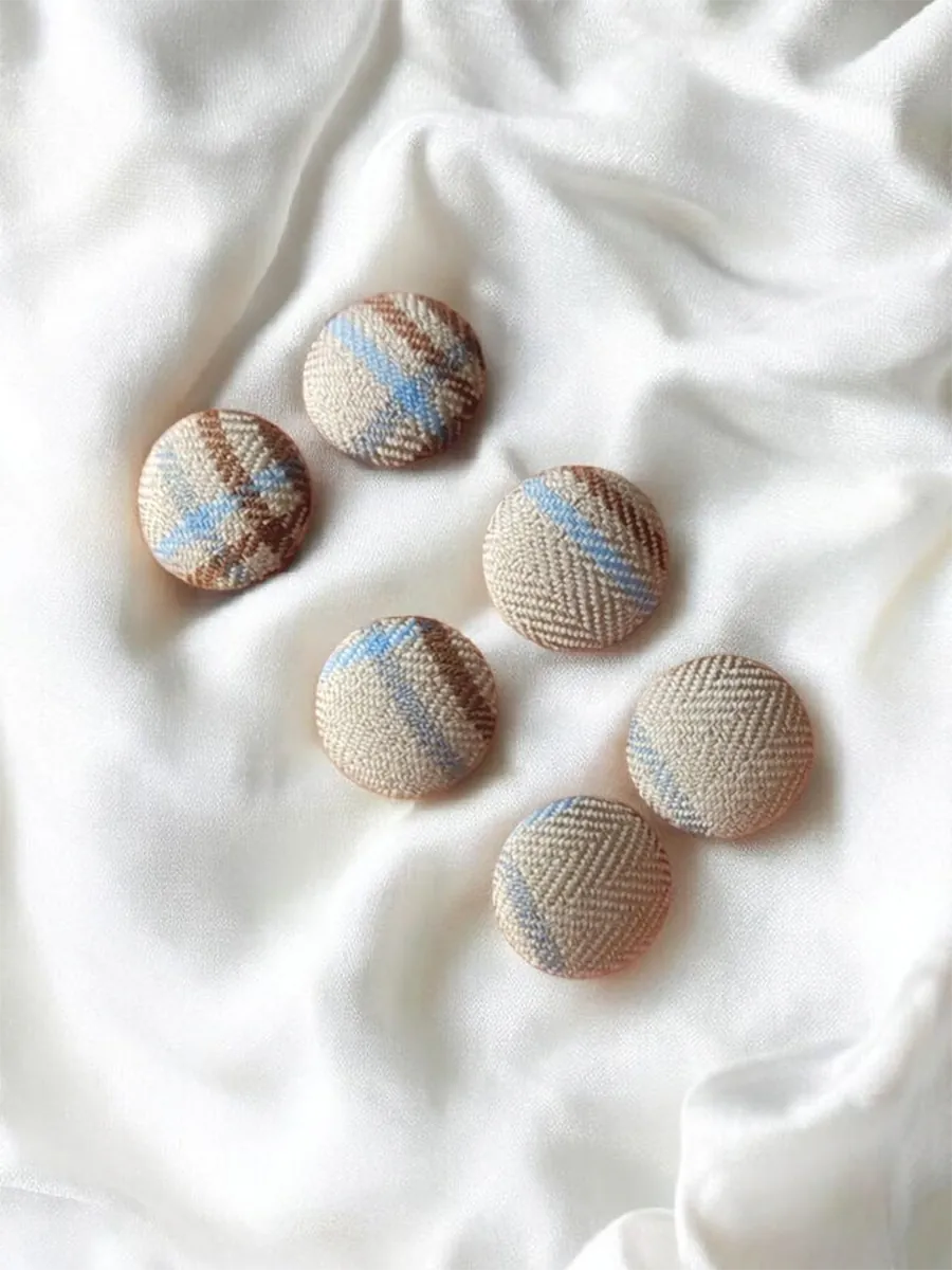 Σκουλαρίκια ατσάλινα καρφάκια υφασμάτινα στρογγυλά μπεζ καρό