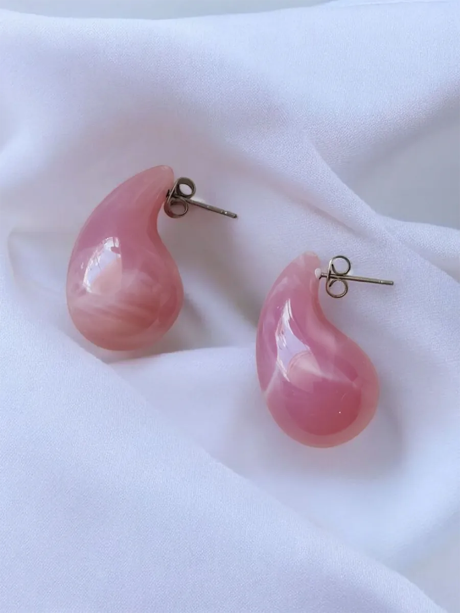 Ατσάλινα Σκουλαρίκια Σταγόνα σε Ροζ με Λευκά Νερά | CHRISARTI
