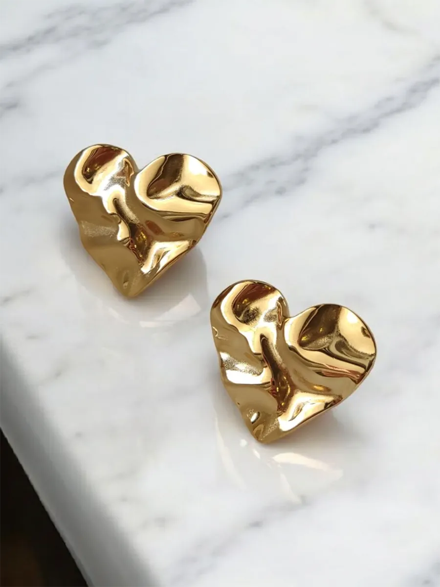Ατσάλινα Σκουλαρίκια Χρυσή Τσαλακωμένη Καρδιά – CHRISARTI | Heartbeat Collection»
