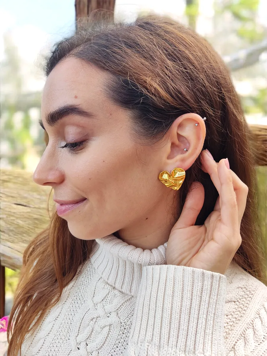 Ατσάλινα Σκουλαρίκια Χρυσή Τσαλακωμένη Καρδιά | Heartbeat Collection | CHRISARTI