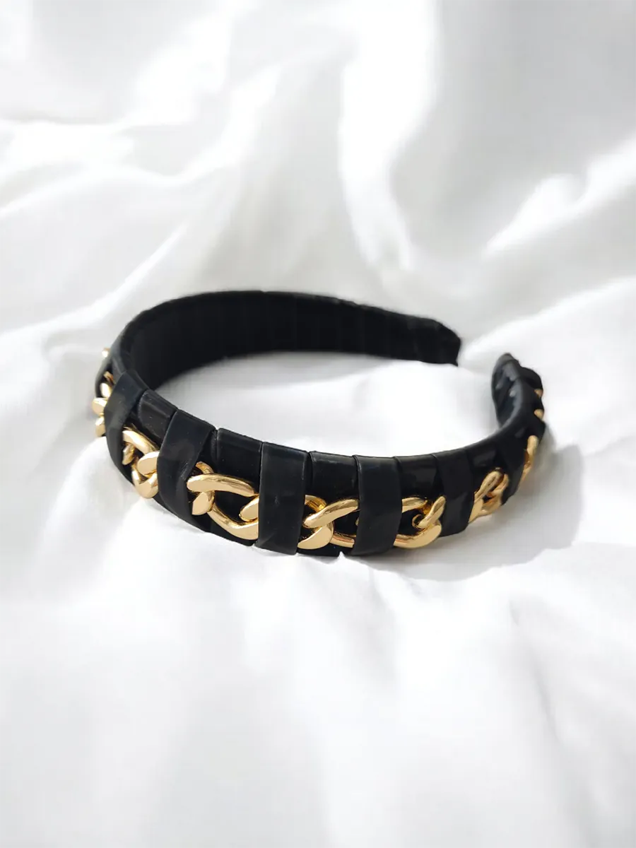 Μαύρη Στέκα Μαλλιών από Δερματίνη με Χρυσή Αλυσίδα | CHRISARTI