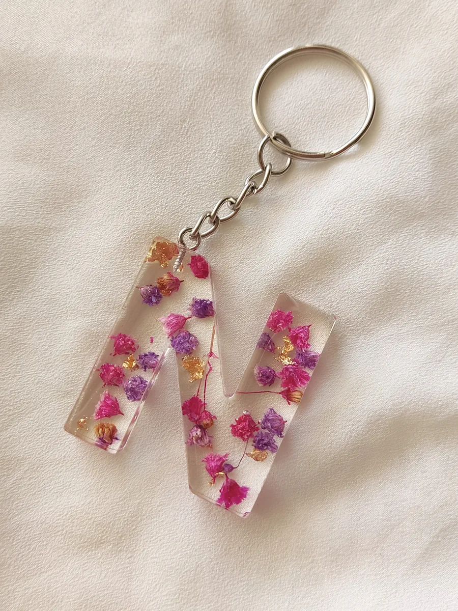 Χειροποίητο Μπρελόκ από Υγρό Γυαλί με Αληθινά Λουλούδια Ροζ & Μοβ Γυψοφίλης - Μονόγραμμα | CHRISARTI