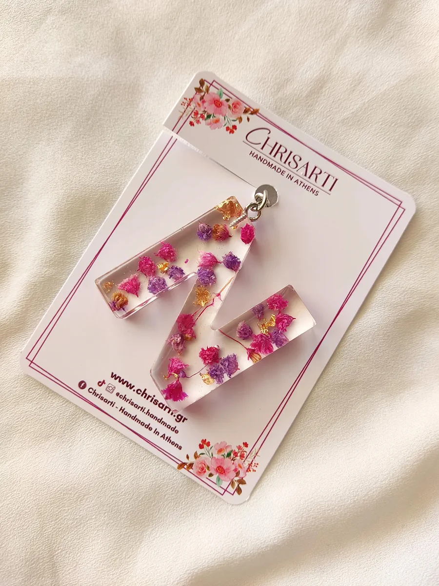 Χειροποίητο Μπρελόκ από Υγρό Γυαλί με Αληθινά Λουλούδια Ροζ & Μοβ Γυψοφίλης - Μονόγραμμα | CHRISARTI