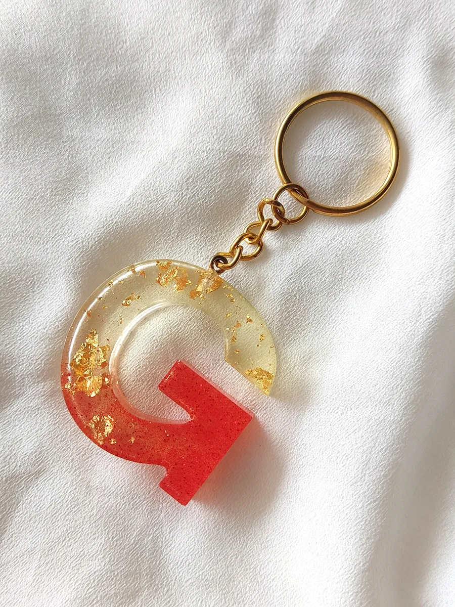 Χειροποίητο Μπρελόκ από Υγρό Γυαλί σε Κόκκινο με Φύλλα Χρυσού – Μονόγραμμα | CHRISARTI