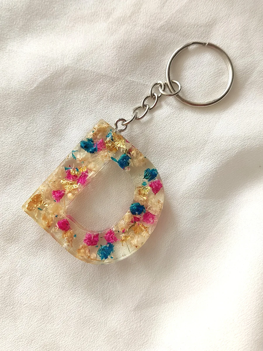 Χειροποίητο Μπρελόκ από Υγρό Γυαλί με Λουλούδια Ροζ, Μπλε & Λευκής Γυψοφίλης - Μονόγραμμα | CHRISARTI