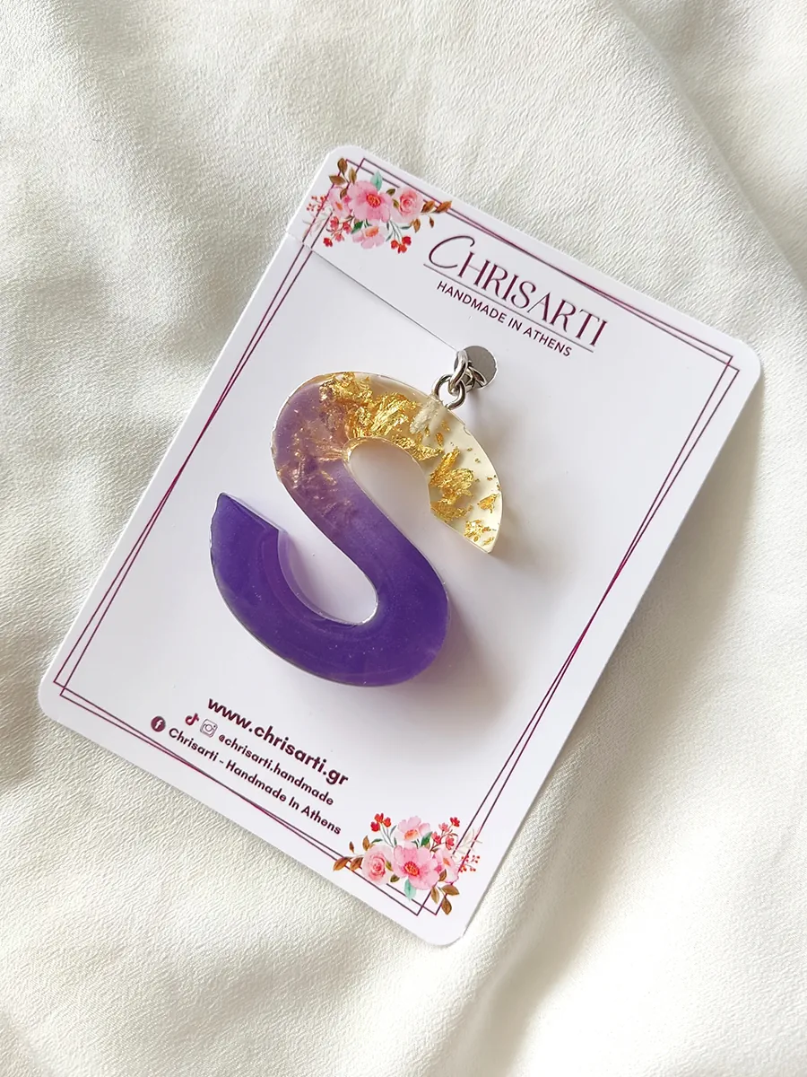 KEYCHAIN-0020 (2) Χειροποίητο Μπρελόκ από Υγρό Γυαλί σε Μοβ Απόχρωση με Φύλλα Χρυσού – Μονόγραμμα | CHRISARTI