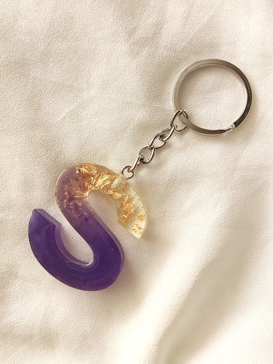 Χειροποίητο Μπρελόκ από Υγρό Γυαλί σε Μοβ Απόχρωση με Φύλλα Χρυσού – Μονόγραμμα | CHRISARTI