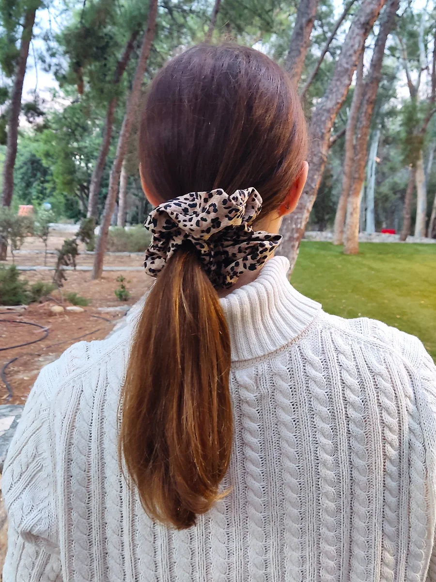 Scrunchie Λάστιχο μαλλιών σατέν καφέ με σχέδιο animal print Large