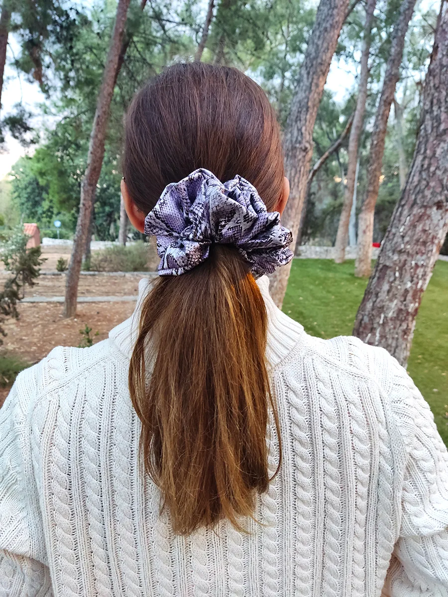 SCRUNCHIES-0030 Scrunchie Λάστιχο μαλλιών δερματίνης snake print μοβ Large