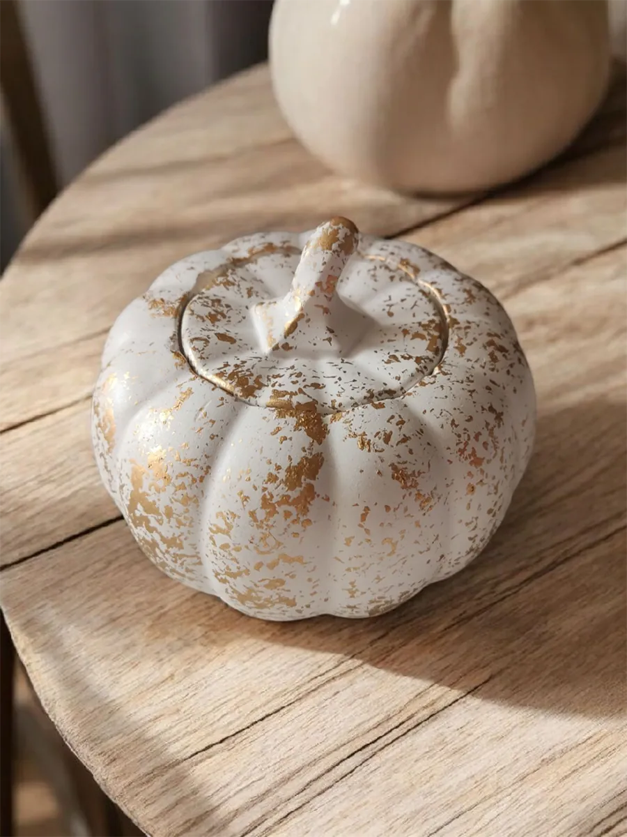 XMAS25-0002 (2) Κεραμική Κολοκύθα Διακόσμησης Λευκή με Χρυσές Πιτσιλιές | CHRISARTI